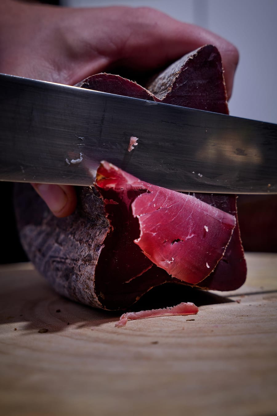 Dugny, le 19 décembre 2024, Jean Maurice et Estelle Michellod du Soleil de Dugny, nous présentent un café gourmand salé aux produits AOP IGP Valais , jambon de la Borne lard et viande séchée décliné en espuma chips © Sedrik Nemeth