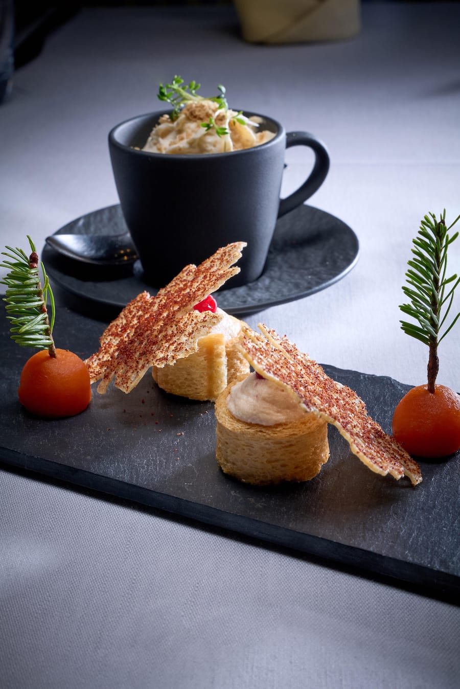 Dugny, le 19 décembre 2024, Jean Maurice et Estelle Michellod du Soleil de Dugny, nous présentent un café gourmand salé aux produits AOP IGP Valais , jambon de la Borne lard et viande séchée décliné en espuma chips © Sedrik Nemeth