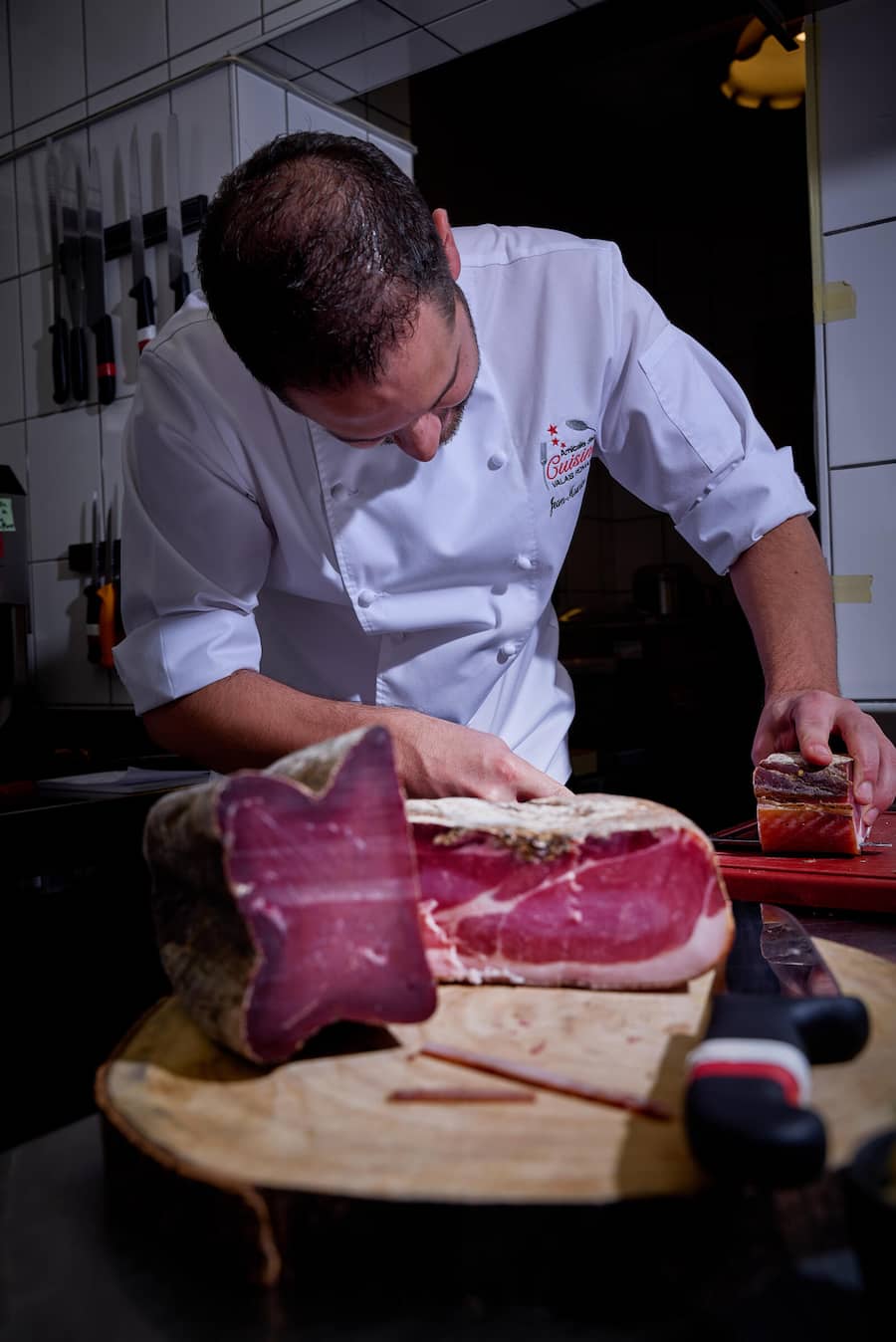 Dugny, le 19 décembre 2024, Jean Maurice et Estelle Michellod du Soleil de Dugny, nous présentent un café gourmand salé aux produits AOP IGP Valais , jambon de la Borne lard et viande séchée décliné en espuma chips © Sedrik Nemeth