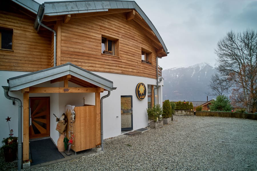 Dugny, le 19 décembre 2024, Jean Maurice et Estelle Michellod du Soleil de Dugny, nous présentent un café gourmand salé aux produits AOP IGP Valais , jambon de la Borne lard et viande séchée décliné en espuma chips © Sedrik Nemeth