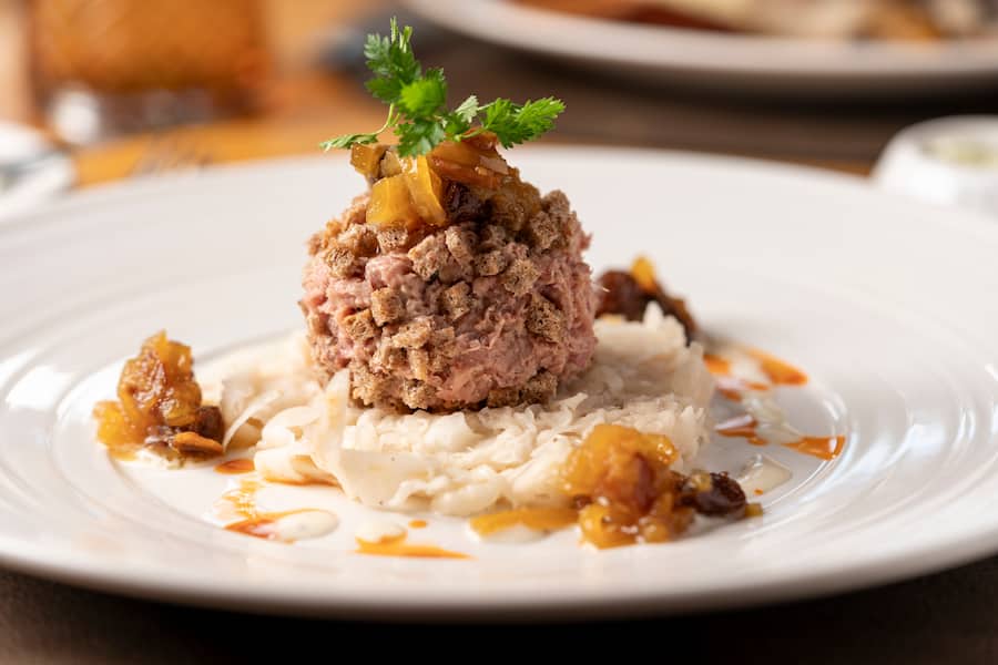 Richard Stoeckli , Restaurant Alpenblick, Wilderswil, AOC/IGP, Pralilné von Saucisson de Neuchatel im Walliser Brotmantel, Sauerkrautsalat, Apfel Chutney Alpenblick