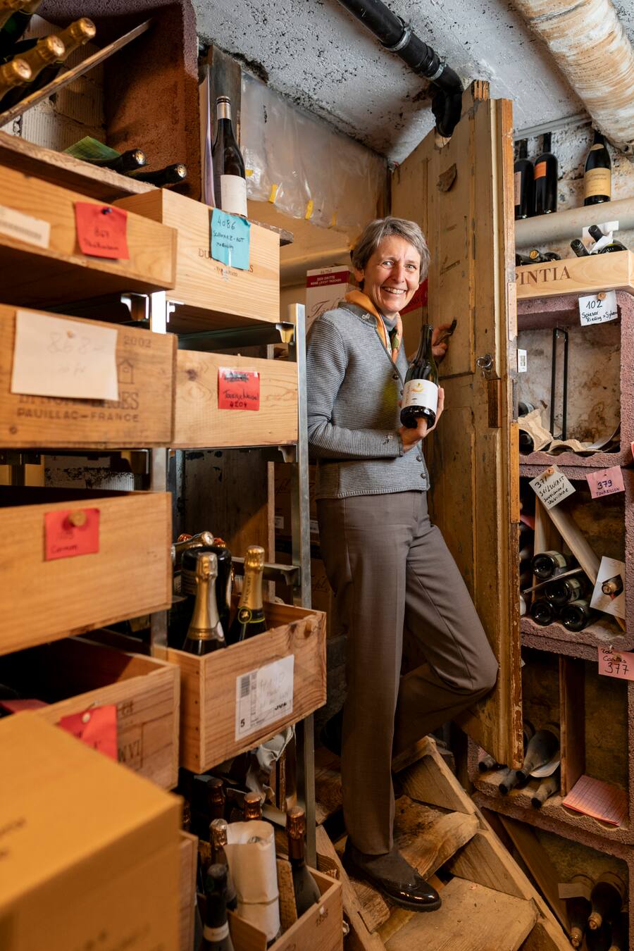 Yvonne Stoeckli , Gastgeberin und Sommelière, im Weinkeller, im Restaurant Alpenblick, Wilderswil, AOC/IGP