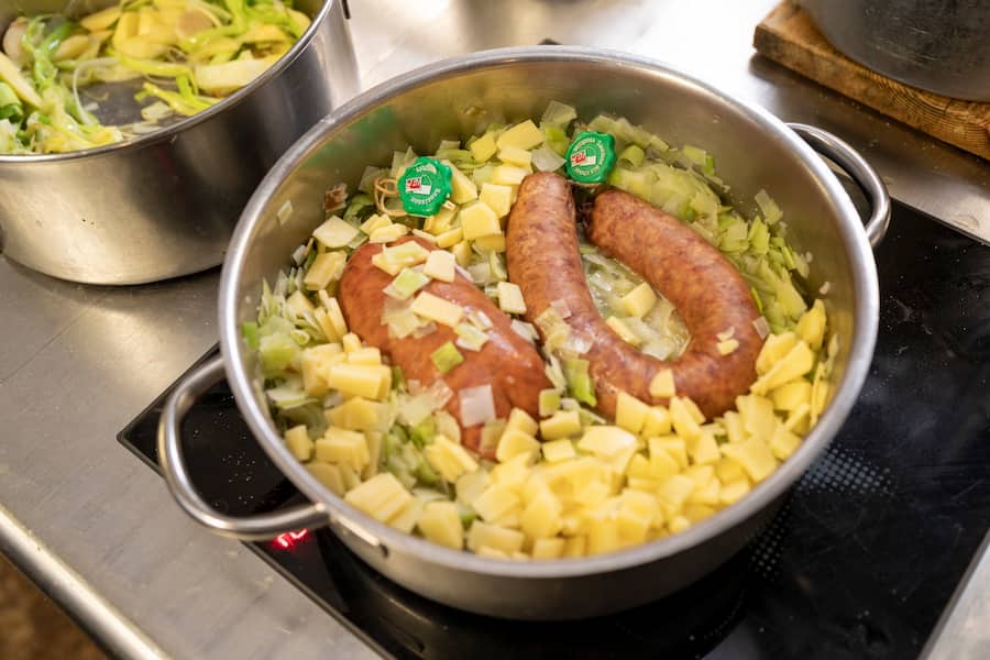 Richard Stoeckli , Restaurant Alpenblick, Wilderswil, AOC/IGP, Saucisson werden im Lauch gegart