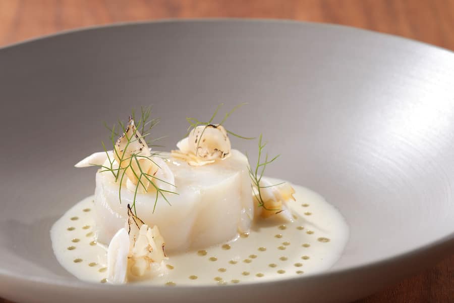 Skrei - Schwertmuscheln - Perlzwiebel- Mandel - Dashi Beurre Blanc -Zwiebelcréme