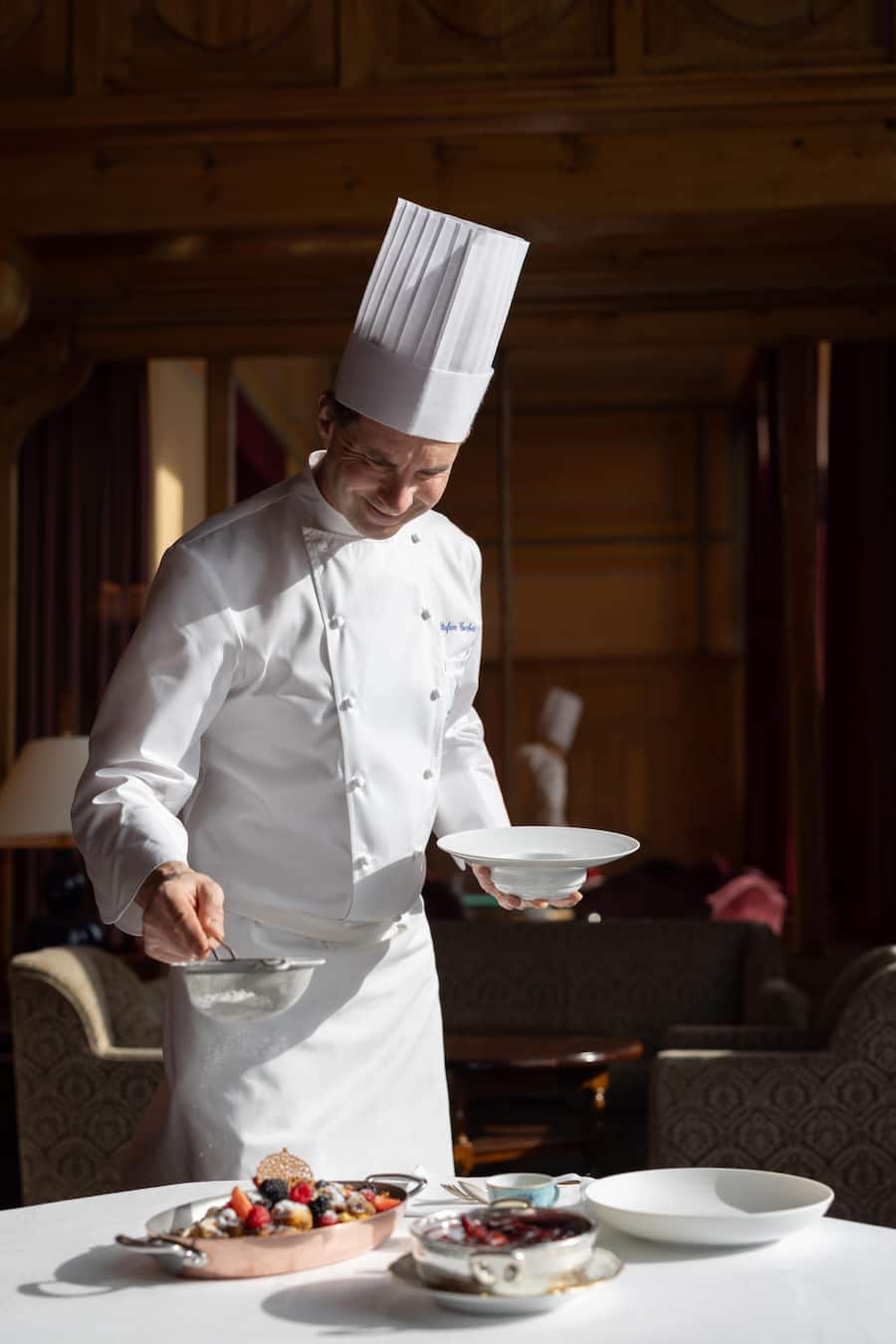 Pâtissier Stefan Gerber bereitet einen Kaiserschmarrn vor.Â