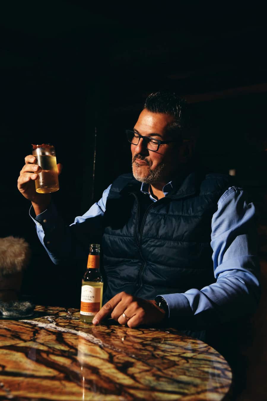 Barkeeper Kevin Osbat mixt Drinks in der Ferme Saint-Amour, Gstaad für Swiss Mountain Spring. Person: Olivier Stucki. Cocktail: Vesuvio