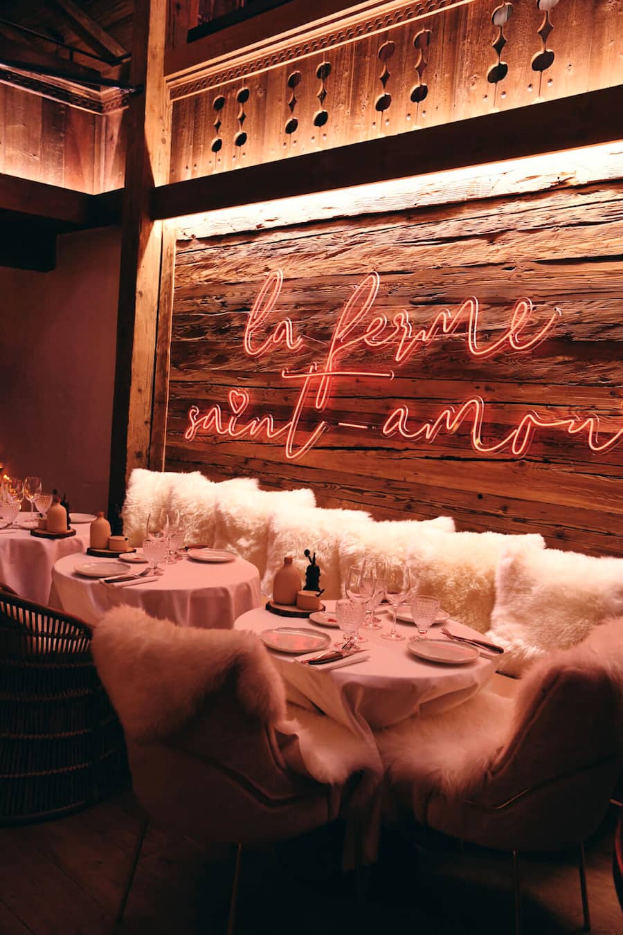 Barkeeper Kevin Osbat mixt Drinks in der Ferme Saint-Amour, Gstaad für Swiss Mountain Spring