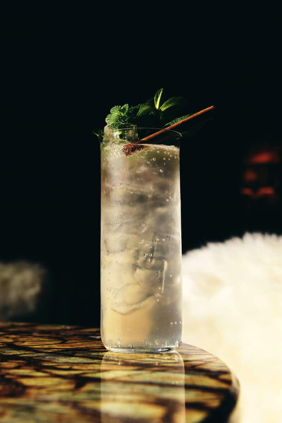 Barkeeper Kevin Osbat mixt Drinks in der Ferme Saint-Amour, Gstaad für Swiss Mountain Spring. Mocktail: Conexion Tropical