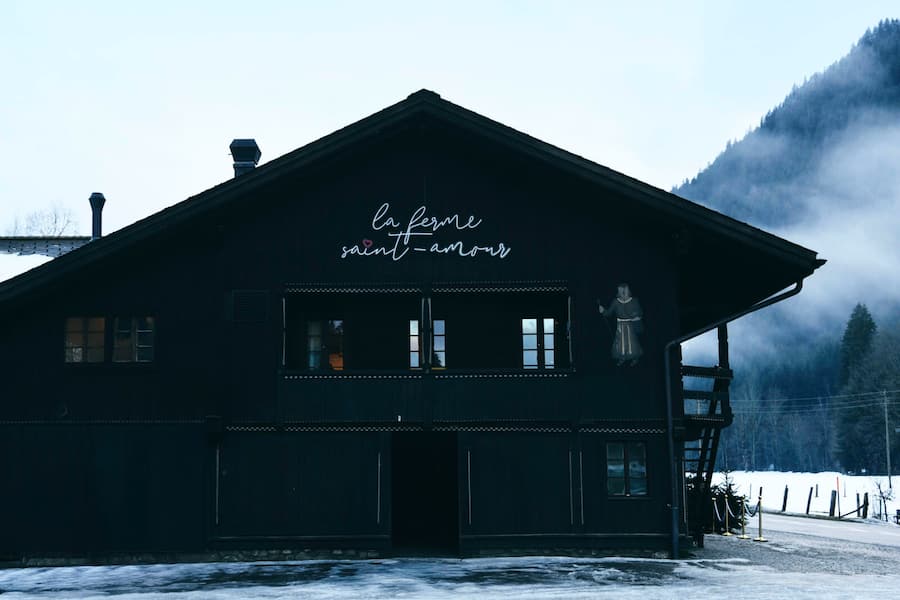 Barkeeper Kevin Osbat mixt Drinks in der Ferme Saint-Amour, Gstaad für Swiss Mountain Spring