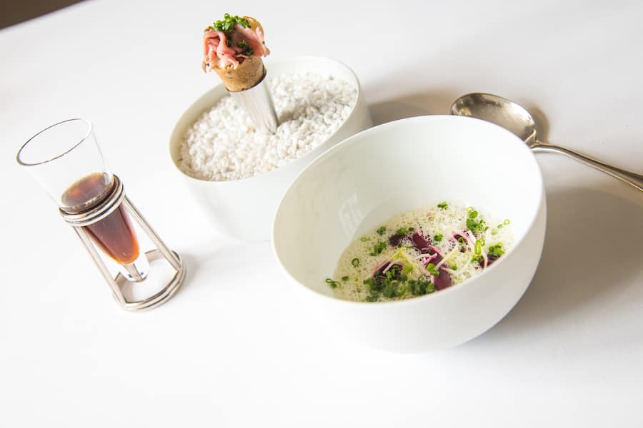 Trilogie vom Kalb: Essenz, Vitello Tonnato im Cornet; Tafelspitz mit Vinaigrette und Meerrettich