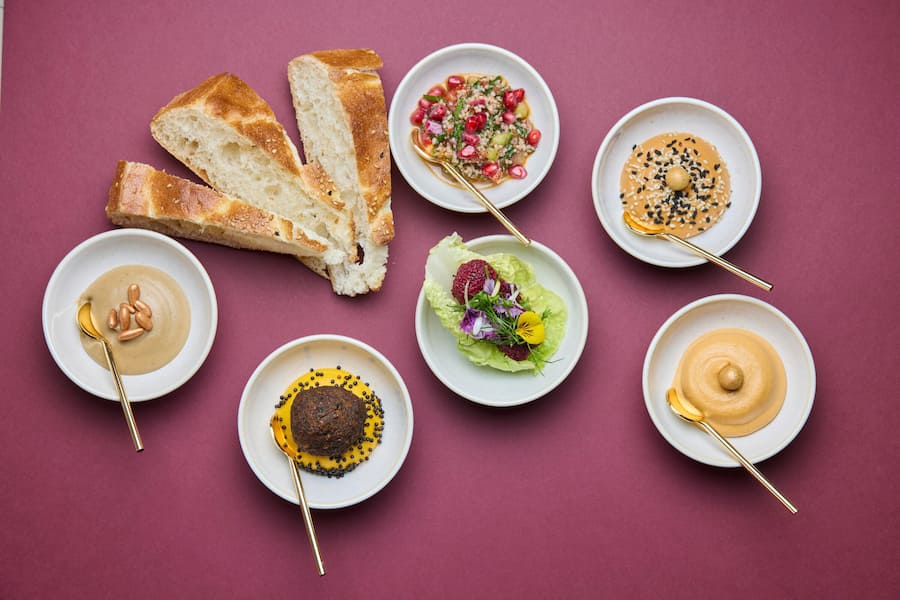 MS Arenenberg, Schifflände Schaffhausen, Moses Ceylan, Orientalische âMama Küche" Gerichte: Mezze: Baba Ganoush mit gerösteten Pinienkernen, Falafel mit Rüebli-Hummus und gerösteten Thurgauer Rapssamen, Kibbeh mit Randen (Hartweizen Tatare),, Taboulé Salat mit Granatapfel und Lattich, Tomaten-Rosen Hummus mit Sesam, Tahini Hummus mit Olivenöl, , Fladenbrot