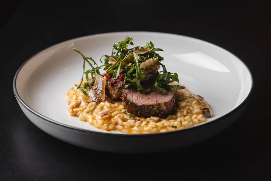 Restaurant Alpenblick, Adelboden, Björn Inniger, Schweizer Fleisch, Gebratene Kalbshuftmedaillon, mediterranes Gemüserisotto, Rucola-Bergkäsesalat an Balsamicodressing