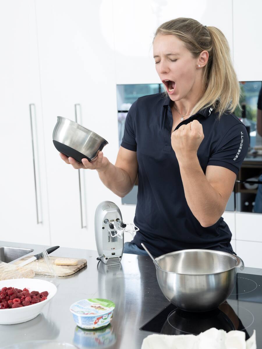 11.08.2023 - Sion - Camille Rast, chez elle à Valias réalisant son dessert préféré " Tiramisu " en famille.Camille Rast est une skieuse alpine suisse. Photo Darrin Vanselow © G&M 2023