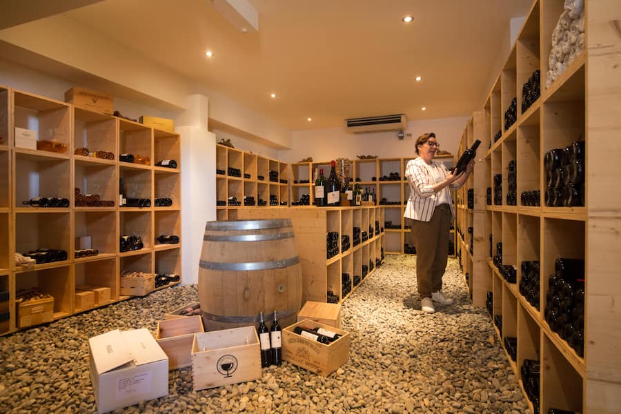 Christa Abächerli ist stolz auf den Villarepos-Weinkeller. Diesmal dreht sich alles um Porto.