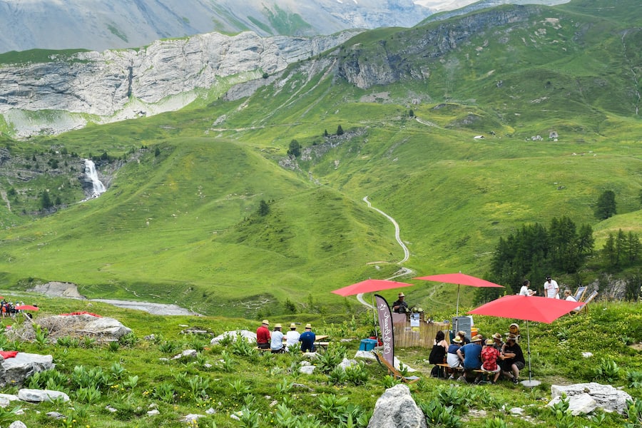 crans-montana-stand-de-nourriture-sur-le-bisse