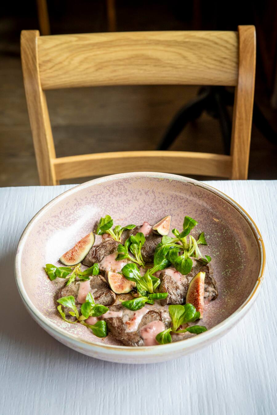 HEISSE HIRSCH Hirschstreifen u Priiselbeeri Mayo. Bergwelt Grindelwald Urs Gschwend und Georg Jussel. Aufgenommen im Januar 2025 ©David Birri Neuer Chef in der Pinte, Georg Jussel (in Schwarz) mit Executive Chef Urs Gschwend von Hotel Bergwelt (in Weiss)