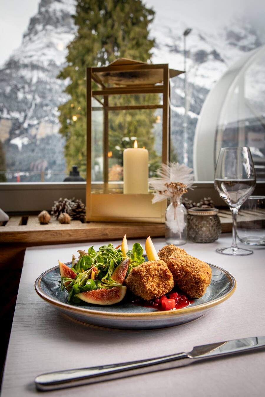 BACHNI WISSI SPINNE Weichchääs, Ãpfl e u Johannisbeeri. Bergwelt Grindelwald Urs Gschwend und Georg Jussel. Aufgenommen im Januar 2025 ©David Birri Neuer Chef in der Pinte, Georg Jussel (in Schwarz) mit Executive Chef Urs Gschwend von Hotel Bergwelt (in Weiss)