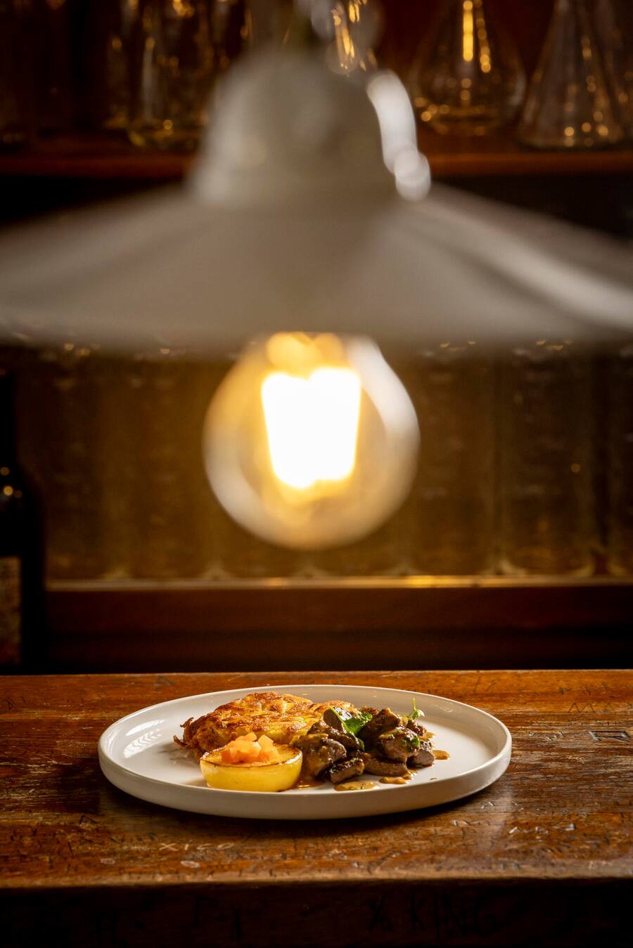 CHALBS LÃBERLI Alpechrüter, Rösti u Ãpfel. Bergwelt Grindelwald Urs Gschwend und Georg Jussel. Aufgenommen im Januar 2025 ©David Birri Neuer Chef in der Pinte, Georg Jussel (in Schwarz) mit Executive Chef Urs Gschwend von Hotel Bergwelt (in Weiss)