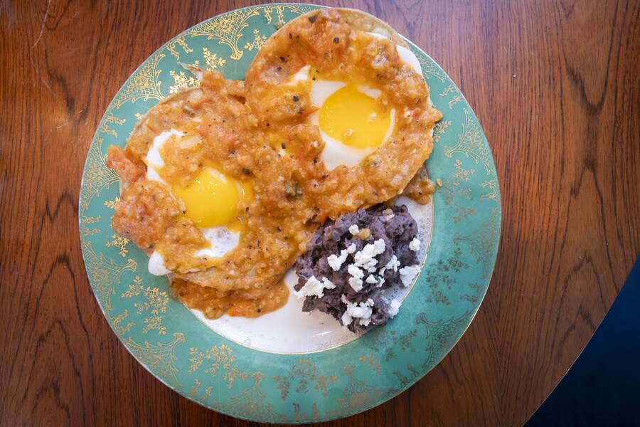 Es ist angerichtet: Huevos Rancheros à la Samantha und Michael mit Spiegeleiern, roter Salsa, Bohnen und Hirtenkäse.