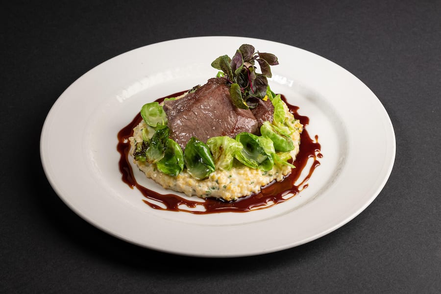 Gericht: HG, Wildschweinkotelett, Bramata, Rosenkohlblätter, Wildjus