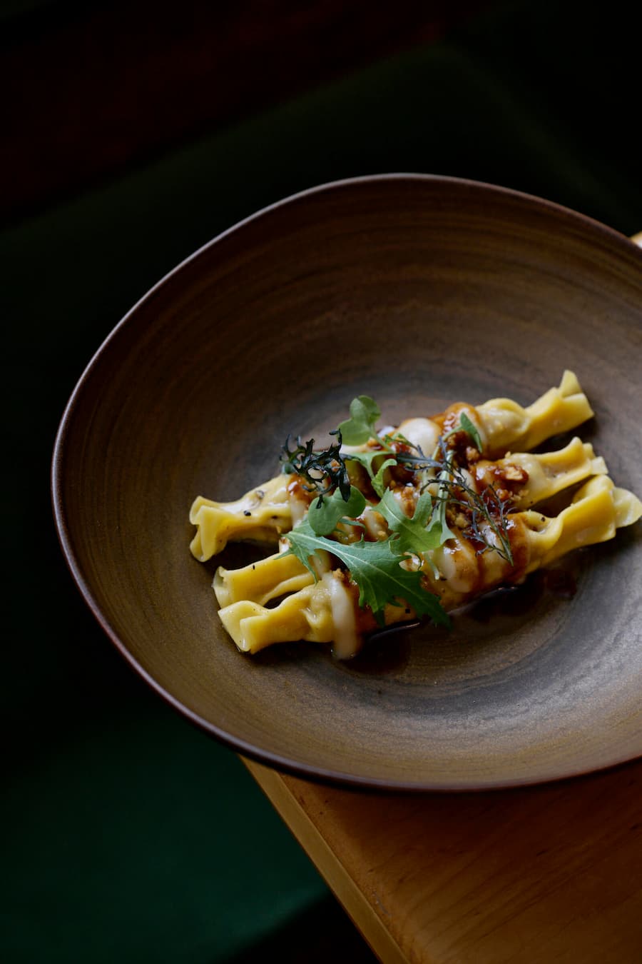 Ivanâs Caramella, Black Angus Ragout, Zwiebelncreme, Kalbsjus und Taralli crumble