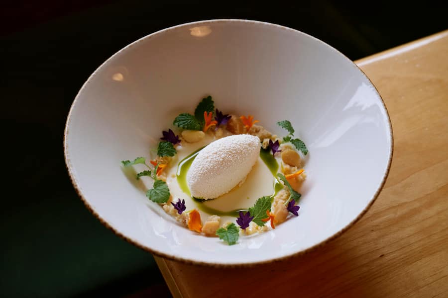 Japanische Panna cotta, Macadamianüsse, Mandarine und Melisse