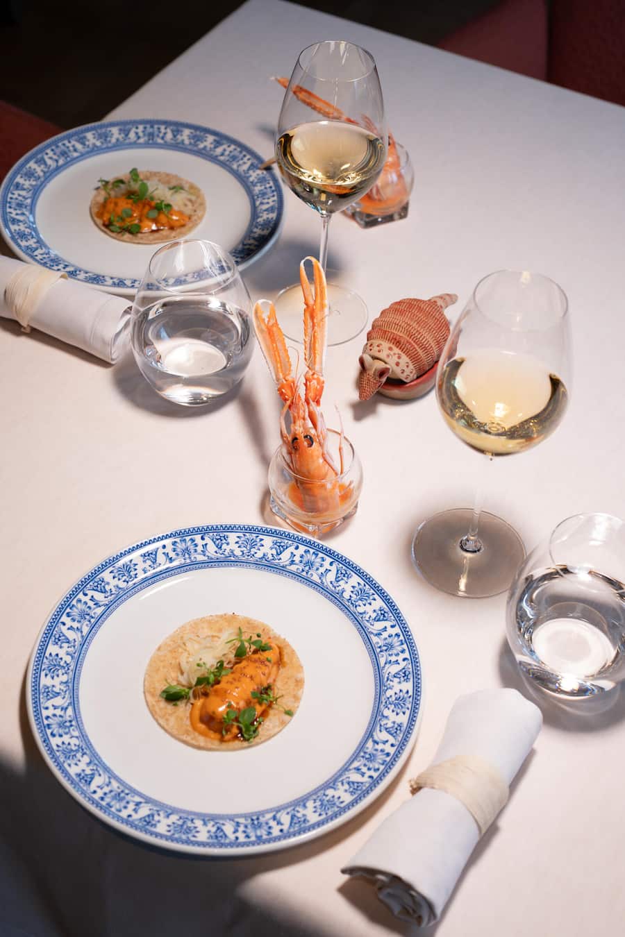 Taco de luxe – mit Langustine, Chipotle-Creme und Sauerteig-Tortilla.