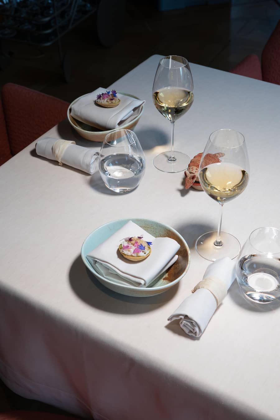 Eleganter Start ins Menü: Chalupa, Enoki-Pilze, Chili, fermentierte Stachelbeeren.