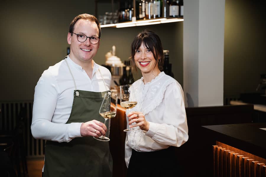 24.02.2025 - Champagner Story im Lindenhofkeller Zürich - Grand Siecle - von Laurent-Perrier - Lucie Pereyre de Nonancourt (Laurent-Perrier) mit Alexander Schmidt (Sommelier Lindenhofkeller)