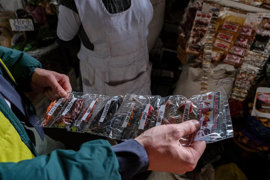 Cusco. Der wichtigste Programmpunkt des Tages war jedoch der Einkauf von getrockneten Originalzutaten für das neue Menü. Auf meiner Liste standen Aji Amarillo, Quinoa in drei Farben und verschiedene getrocknete Maissorten. Dank meiner Recherchen und der letzten Tage auf den Märkten wusste ich bereits, wo ich alles finden würde. Inspirationsreise von Markus Arnold, Chefkoch Steinhalle Bern, in Peru