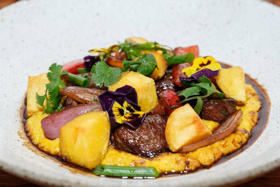 Nachtessen im Morena â Klassiker mit Twist Lomo Saltado, ein Klassiker der peruanischen Küche. Die zarten Rindfleischstreifen wurden mit einem unglaublich feinen Quinoa-Risotto serviert, das uns beide restlos begeisterte. Inspirationsreise von Markus Arnold, Chefkoch Steinhalle Bern, in Peru