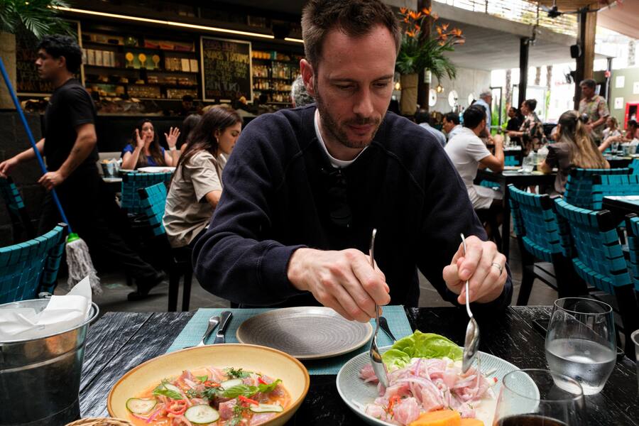 Der Lunch führte uns ins legendäre La Mar, eine Institution für Ceviche und Tiraditos. Unsere Bestellung: Zwei Ceviche-Varianten â eines mit Wolfsbarsch, eines mit pikantem Thunfisch â und drei Tiraditos. Zum Dessert gönnten wir uns Cherimoya mit Karamellsauce und Baisers. Inspirationsreise von Markus Arnold, Chefkoch Steinhalle Bern, in Peru