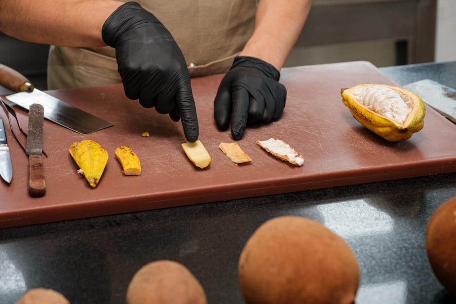 Privat-Audienz bei Chef Nilver, der uns erklärte, wie hier jede Frucht ganzheitlich verwertet wird â von der Kakaobohne bis zur Schale. Inspirationsreise von Markus Arnold, Chefkoch Steinhalle Bern, in Peru