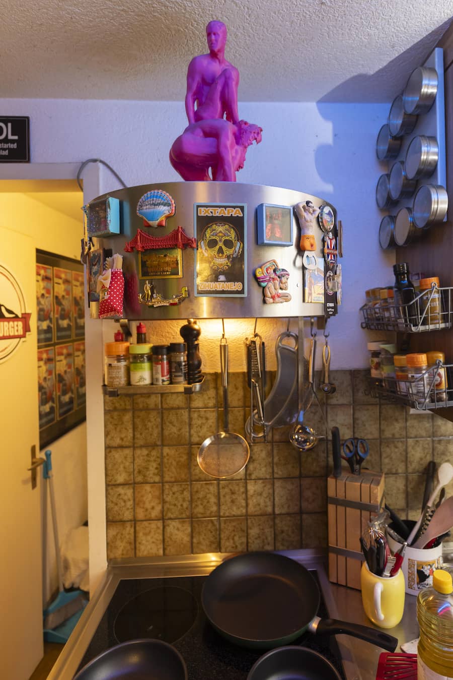 Der Dampfabzug gleich einer Kunstausstellung. Darauf steht eine Skulptur der Zürcher Künstler Rico & Michael.