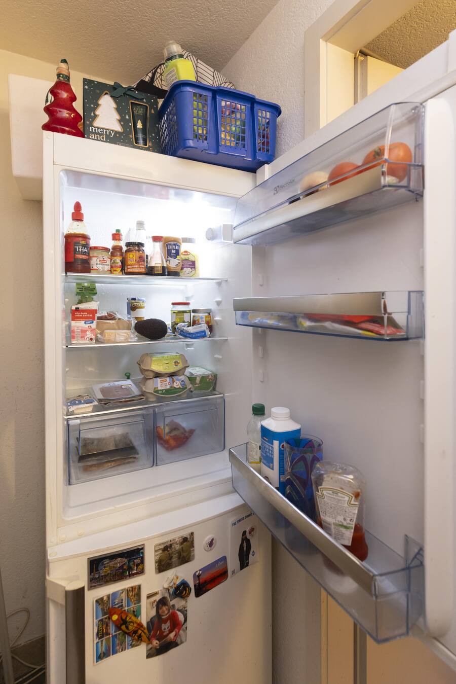 Der Kühlschrank der Steiners ist selten voll. Eier und diverse Saucen finden sich darin aber immer.