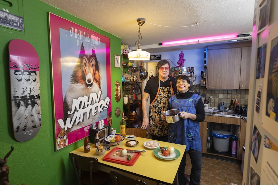 Und dann lächelt er doch: Michael kokettiert damit, dass Regisseure stets ernst schauen sollten, neben Samantha knickt er aber ein.