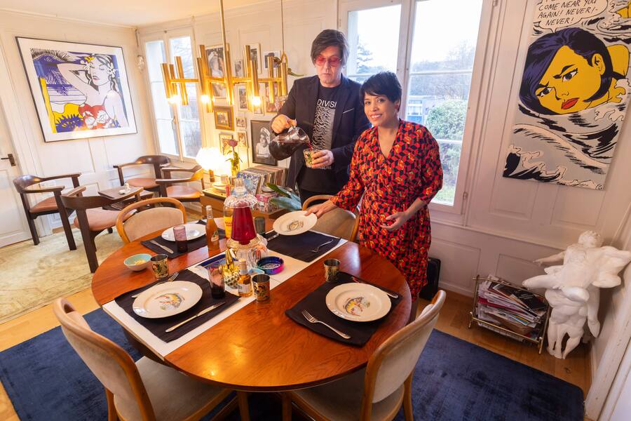 Samantha deckt den Tisch, Michael schenkt zum Trinken einen hausgemachten Aufguss aus Hibiskusblüten ein.