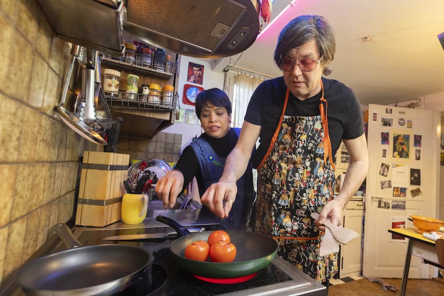 Macht er es auch richtig? Samantha Steiner schaut ihrem Mann beim Kochen zur Sicherheit über die Schulter.