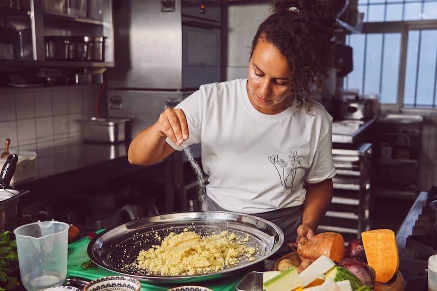 Mit viel Hingabe widmet sich Zizi in der Küche dem Couscous.