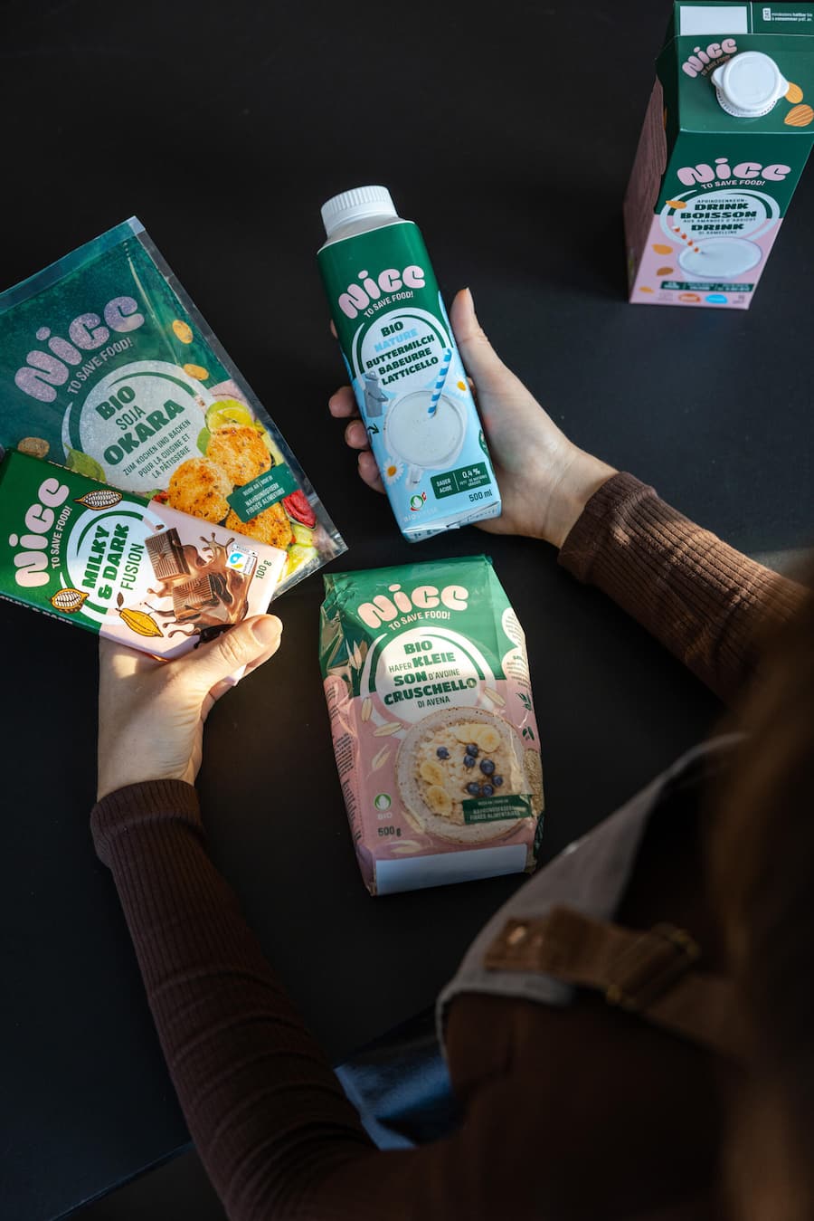 20.02.2025, Zürich, Neu bei Coop: "Nice" by Betty Bossi (photo by Remy Steiner for Gault Millau) Lena Götsch und Deborah Beer von Coop lancieren ein neues Produkt, aus Foodabfällen, die sonst weggeworfen würden