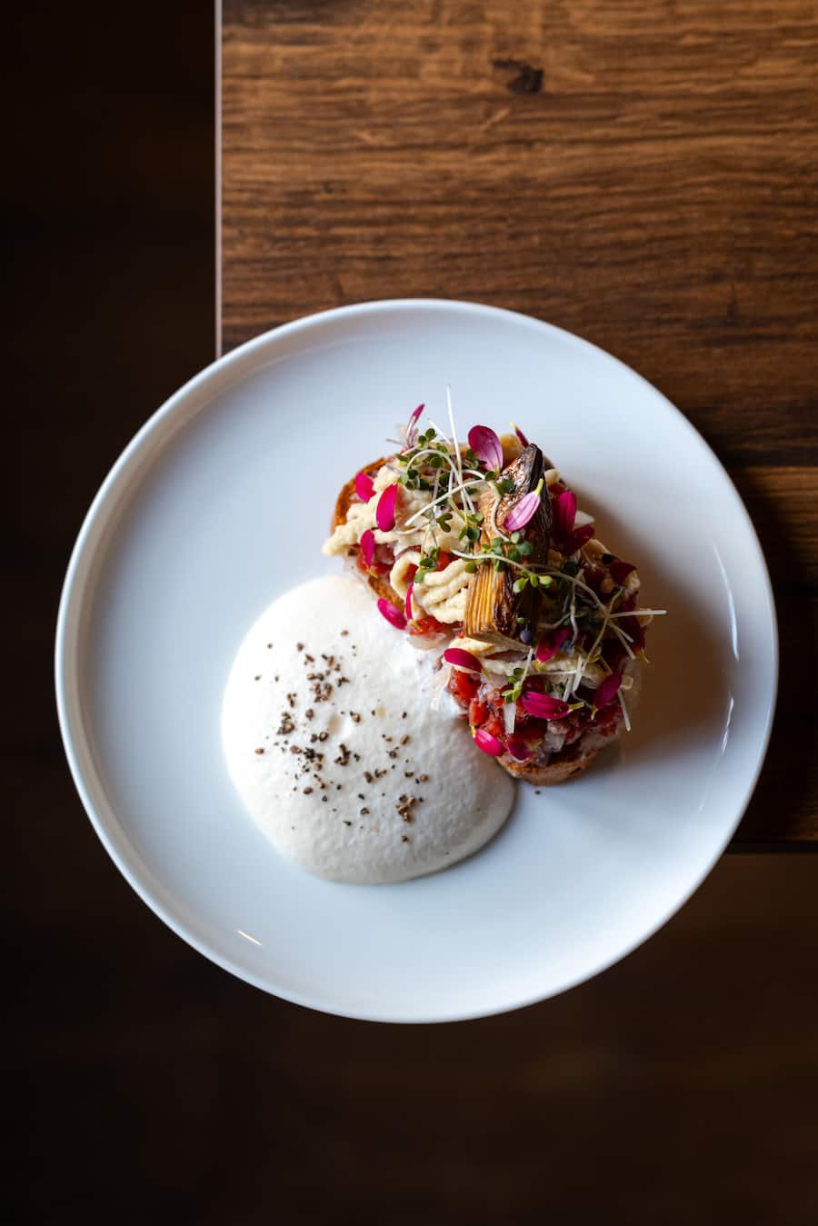 19.02.2025, Hurden SZ, Restaurant PUR, Gericht; Rindstatar auf Bauernbrot, Parmesan, Artischocke (photo by Remy Steiner for Gault Millau)