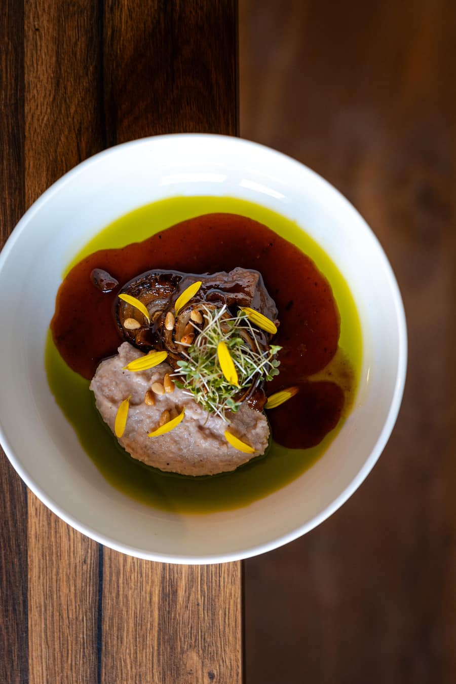 19.02.2025, Hurden SZ, Restaurant PUR, Gericht; Kalbskopfbäggli, Polenta, Zirbelnuss von der Pinie, Zwiebel (photo by Remy Steiner for Gault Millau)