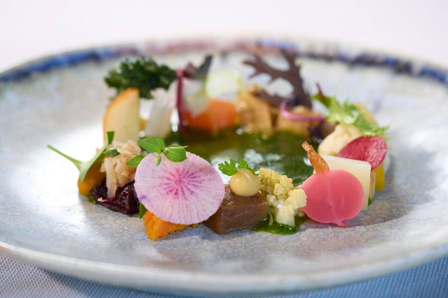 Pascal Steffen kocht mit Gemüse vom Birsmattehof (Therwil BL), die Lieferanten (Nicole & Alexander Tanner und Gebremedhin Fisaha) zu Gast im Restaurant Roots Basel, Gericht: «Roots Garden», 19.02.2025, Foto Lucia Hunziker