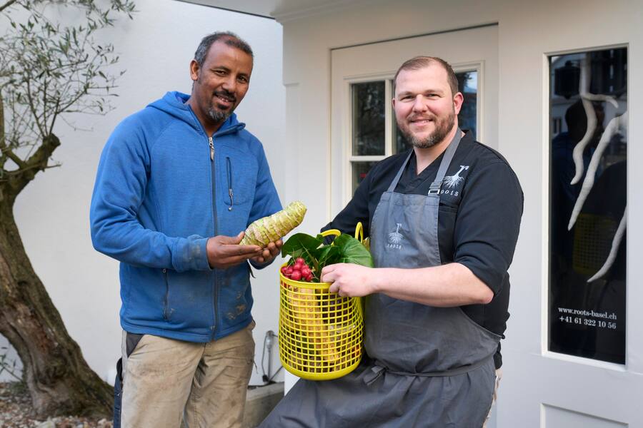 Gebremedhin Fisaha liefert Pascal Steffen (l.) das Bio-Gemüse.