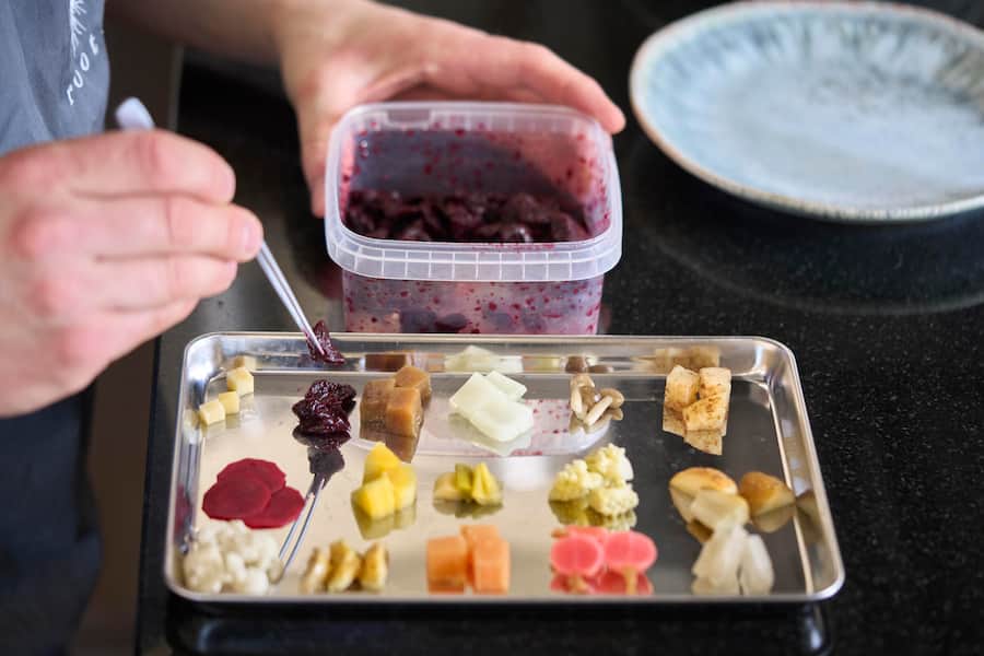 Pascal Steffen kocht mit Gemüse vom Birsmattehof (Therwil BL), die Lieferanten (Nicole & Alexander Tanner und Gebremedhin Fisaha) zu Gast im Restaurant Roots Basel, Gericht: «Roots Garden», 19.02.2025, Foto Lucia Hunziker