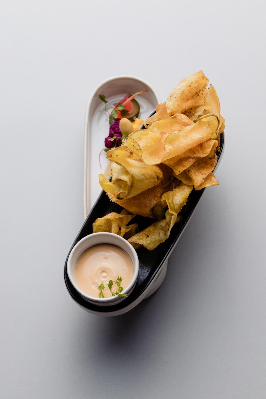 Kartoffelchips, Pickles, Harissa-Mayo, Restaurant Tiger, 11. Februar 2025, Restaurant Tiger in Solothurn, Copyright Roy Matter