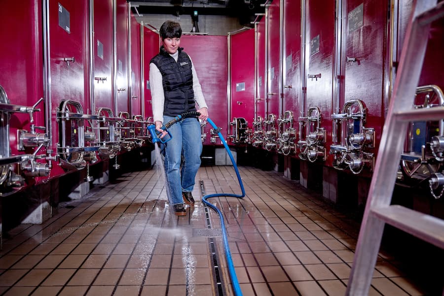 Zu den Arbeiten im Winter gehört auch das Reinigen des Kellers.