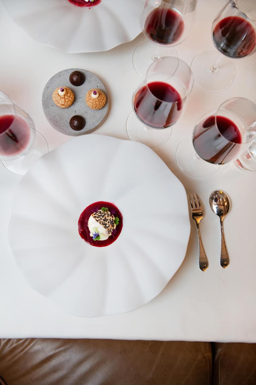 Dessert mit schwarzen Oliven, Vanille, Quarkglace & Himbeere.