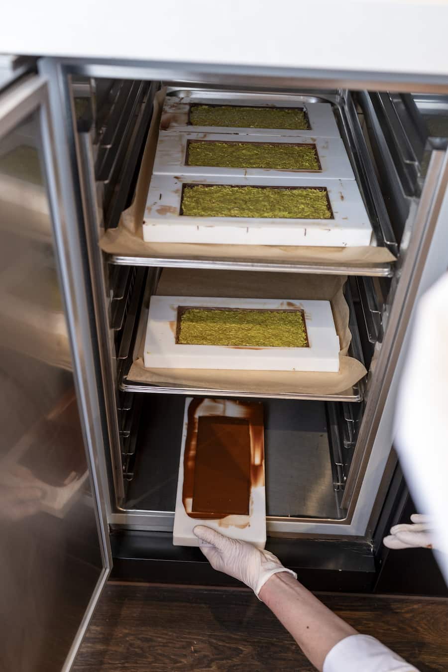 Damit die Schokolade fest wird, kommt sie für maximal zehn Minuten in die Kühlschublade.