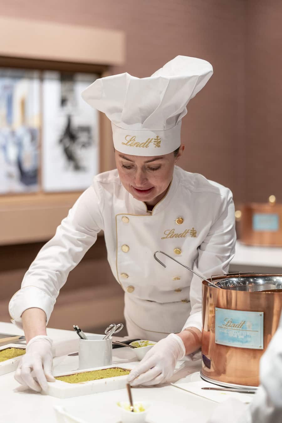 Kateryna sorgt mit gekonnten Handgriffen dafür, dass die Füllung der Dubai-Schokolade gleichmässig verteilt ist.